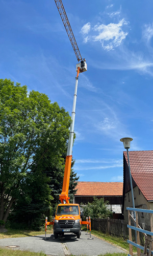 Service-Einsatz mit Hubarbeitsbühne zur Reparatur Turmdrehkran